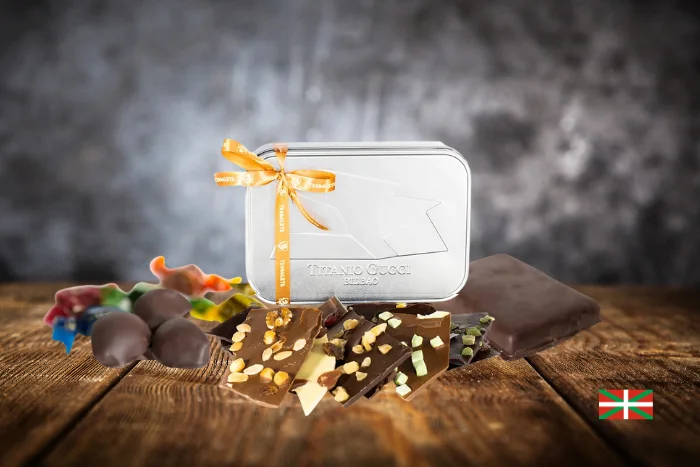 Chocolate laminado surtido, turrón trufado y frutas chocolateadas image